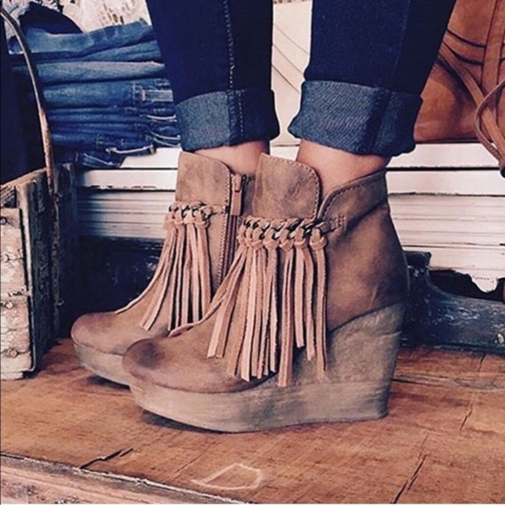 Sbicca “ZEPP” tan wedges